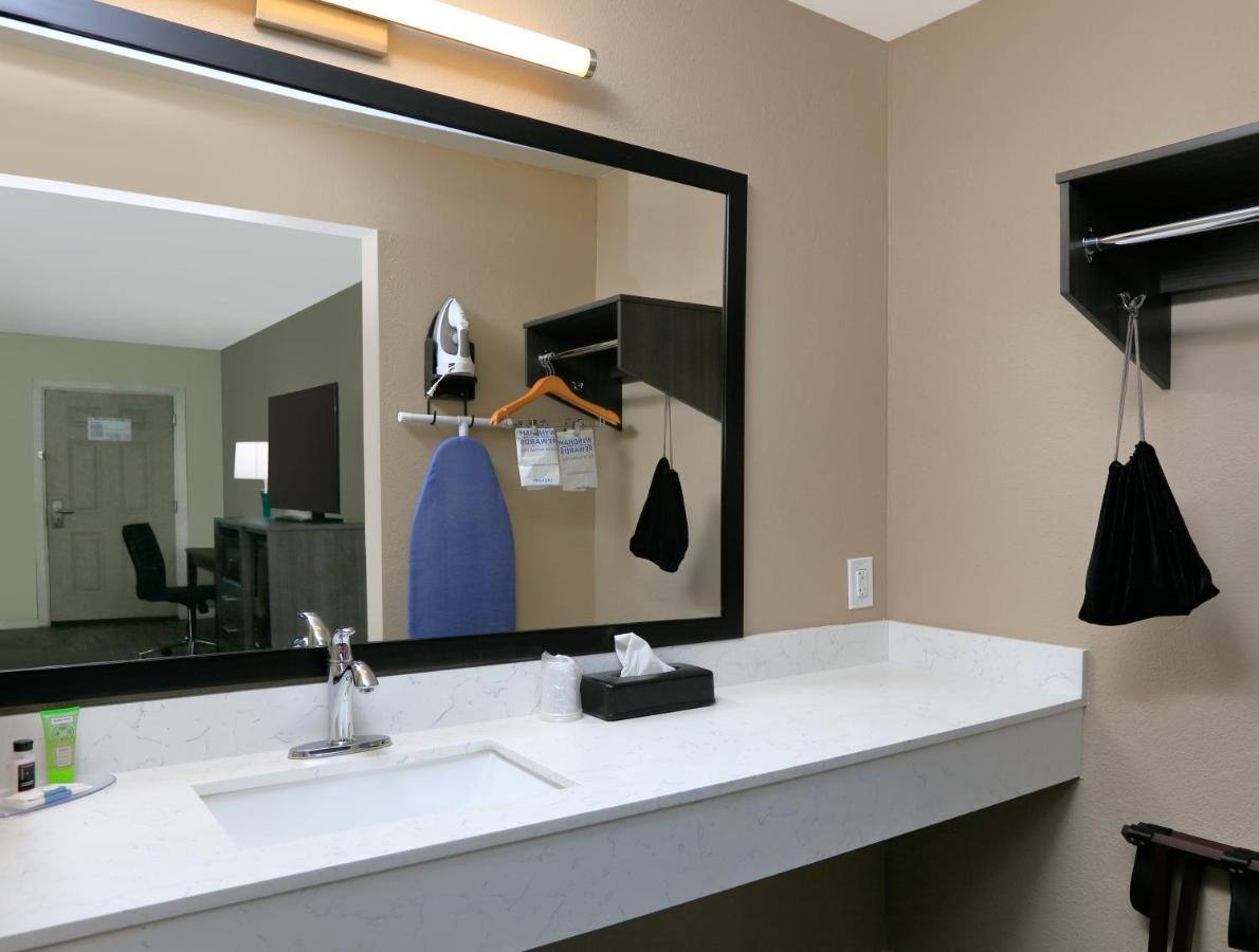 Hotel Super 8 By Wyndham - South - Hwy 59 Victoria