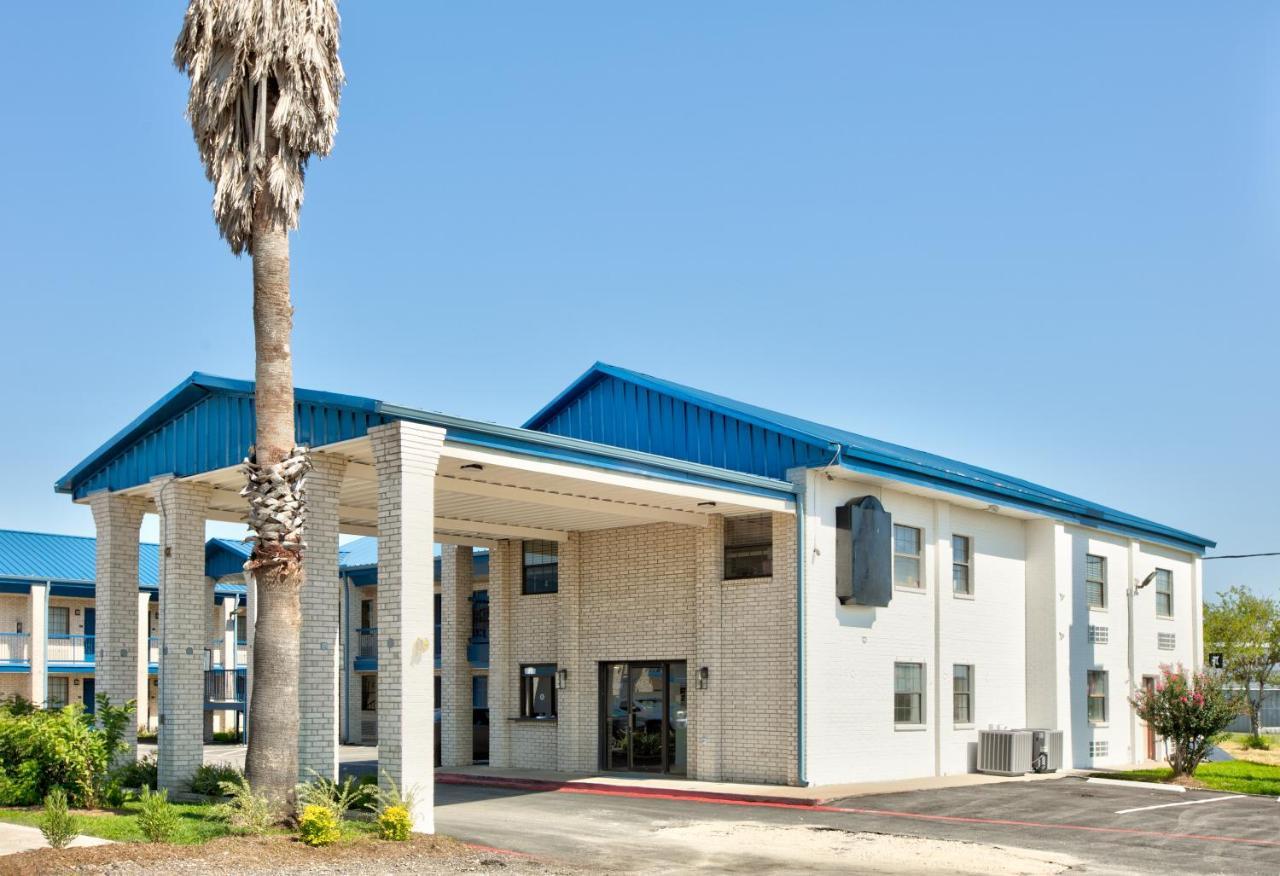 Super 8 By Wyndham - South - Hwy 59 Hotel