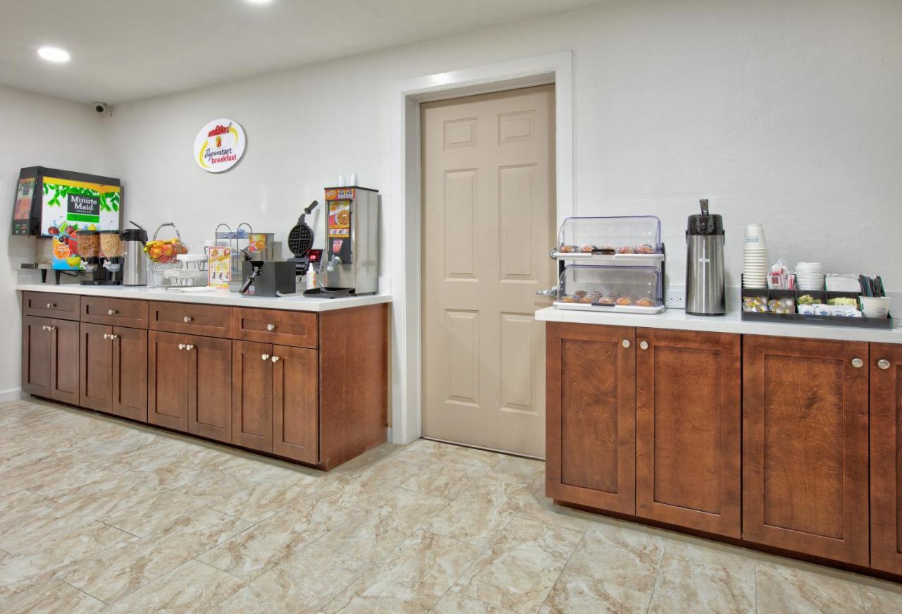 Super 8 By Wyndham - South - Hwy 59 Hotel