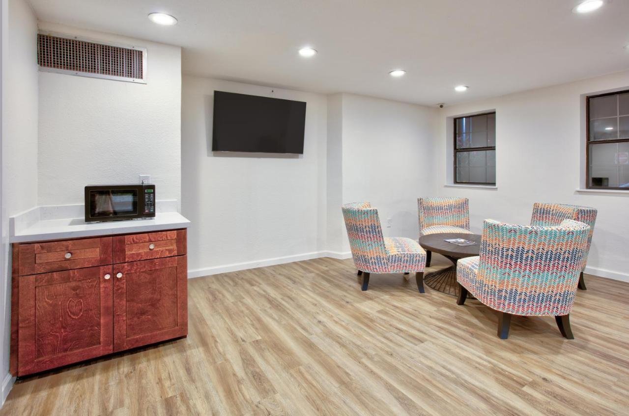 Super 8 By Wyndham - South - Hwy 59 * Victoria
