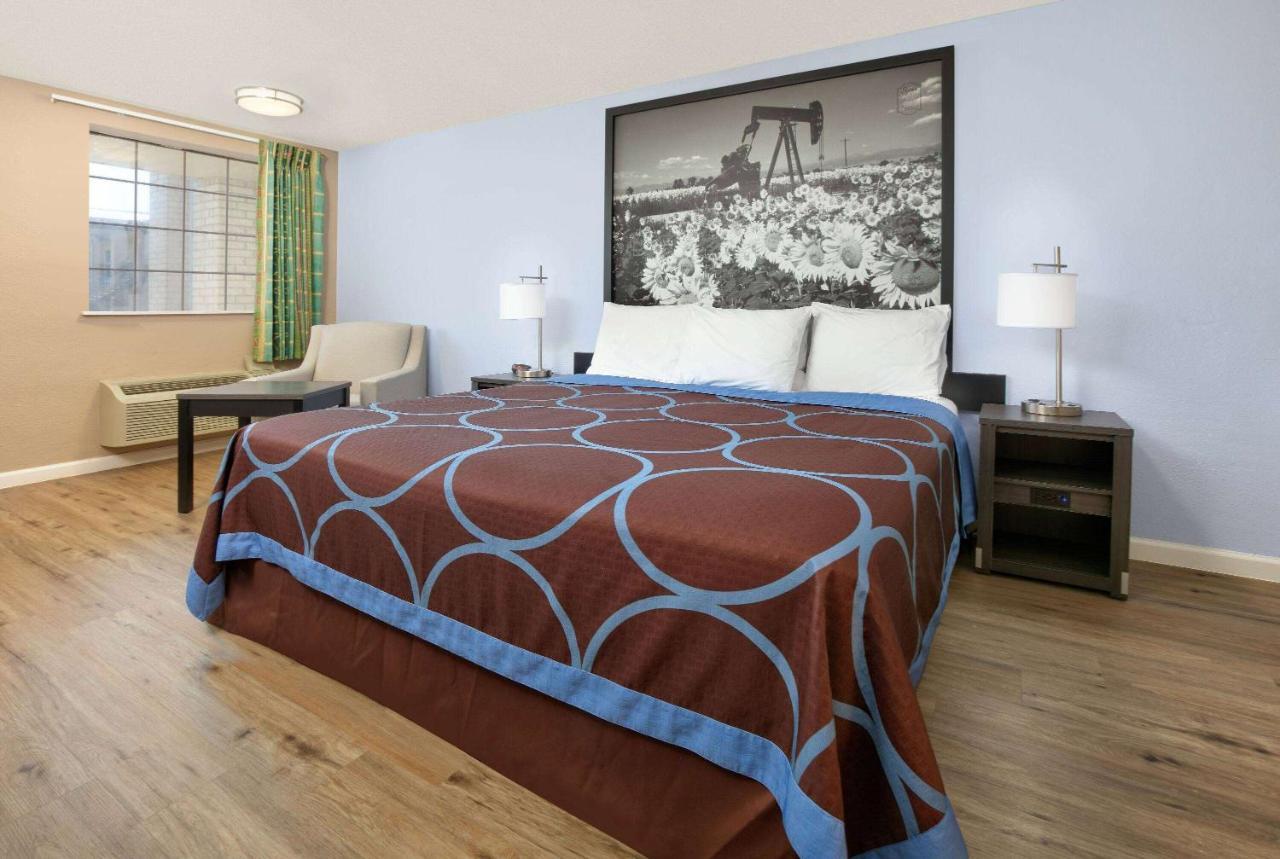 Super 8 By Wyndham - South - Hwy 59 * Victoria