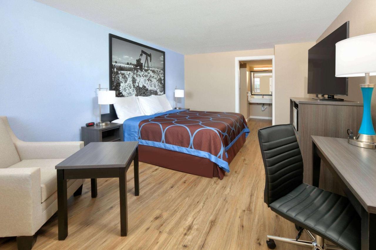 Hotel Super 8 By Wyndham - South - Hwy 59 Victoria
