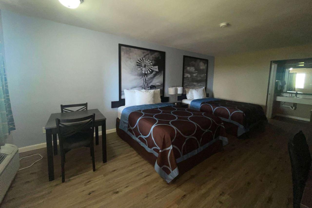 Super 8 By Wyndham - South - Hwy 59 Hotel *
