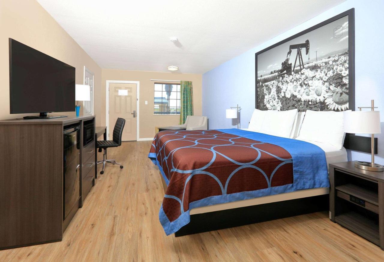 Super 8 By Wyndham - South - Hwy 59 Hotel