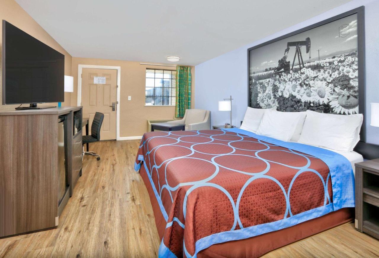 Super 8 By Wyndham - South - Hwy 59 Hotel *